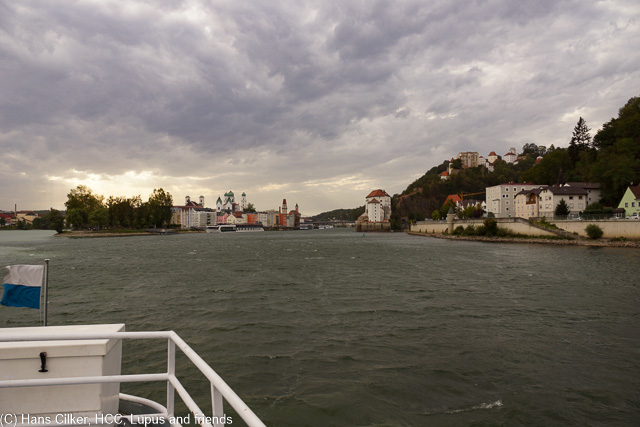 Da ja die Grenzen dicht sind wegen Syrern, nehmen wir das Schiff nach Schlögen, Zuvor ein Stadtrundgang, nach wie vor sehr eng da und auf der Donau dann ein echter Sturm.