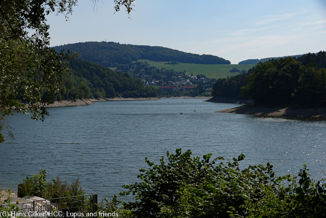 Der Weg wurde umgelegt, wir steigen fast 200 Höhenmeter, wandern 2 km weiter und haben dafür auf den ersten 5 Kilometern nix, keine Aussicht, nix, am Biggesee selber die nächste Enttäuschung, keine Sicht auf den See, dafür Motorradlärm, der Rückweg allerdings zeigt, es gibt Sicht und weniger Lärm, nur etwas weiter oben.