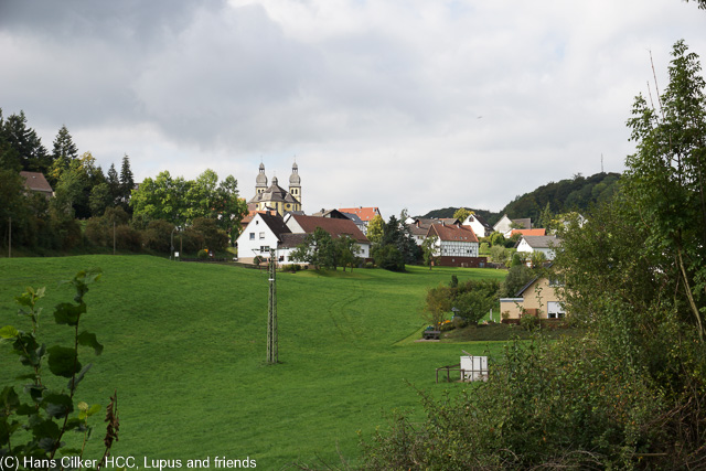 Wir starten in Padberg und gehen erst mal Richtung Marsberg, dann beim alten Stollen wechseln wir auf den Rückweg bis zur Diemel, von da wieder zum Auto, aber der Weg ist grausam, durch den Wald statt Aussicht, Kapelle mit Einsturzgefahr und dann ist die Markierung weg.