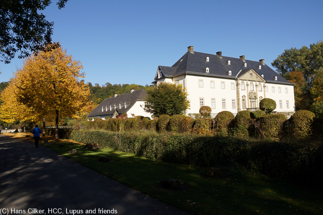 wir starten an der Kirche in ASlme, sooft sind wir dadurch, aber das da soviele Quellen sind und das es ein Schloss gibt wussten wir auch noch nicht, die Wanderung selber, sie nimmt mich etwas mit, geschwächt durch die Erkältung und dann gibt es im Schloss nichts, kein Service auf der Freiterrasse