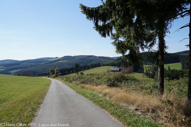 Wunderschön geht es durch die Landschaft,einsam bis auf die Kahle Pön und eine Katastrophe an der Hütte. Man kann mit dem Auto hin und es werden auch Mengen mit Kutschen rauf gefahren.