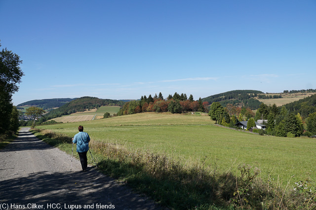 Wunderschön geht es durch die Landschaft,einsam bis auf die Kahle Pön und eine Katastrophe an der Hütte. Man kann mit dem Auto hin und es werden auch Mengen mit Kutschen rauf gefahren.