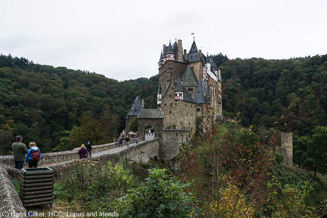 hier war ich vor über 50 Jahren, so mit 7 und ich weiß noch wie heute das diese Burg über mir war während ich unten im Bachgespielt habe.